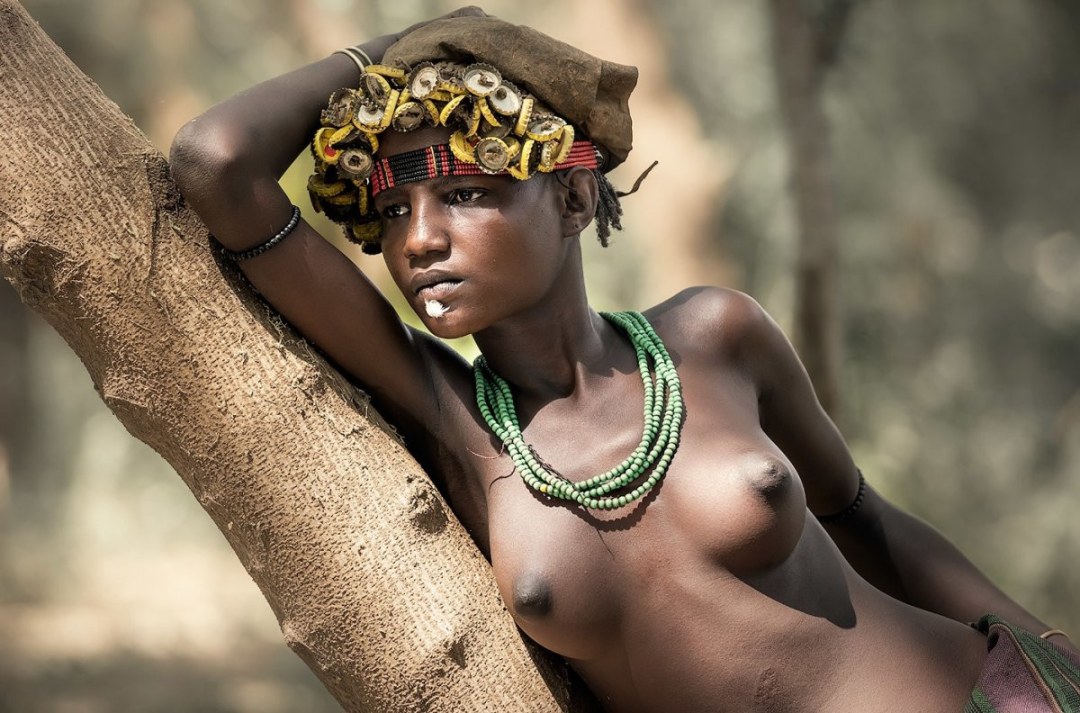Mujeres negras desnudas de la tribu