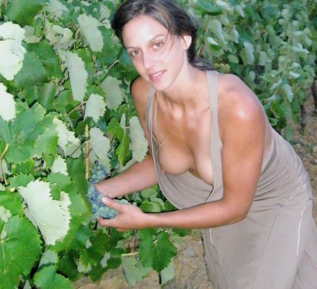 Mujeres adultas en el dacha desnudo