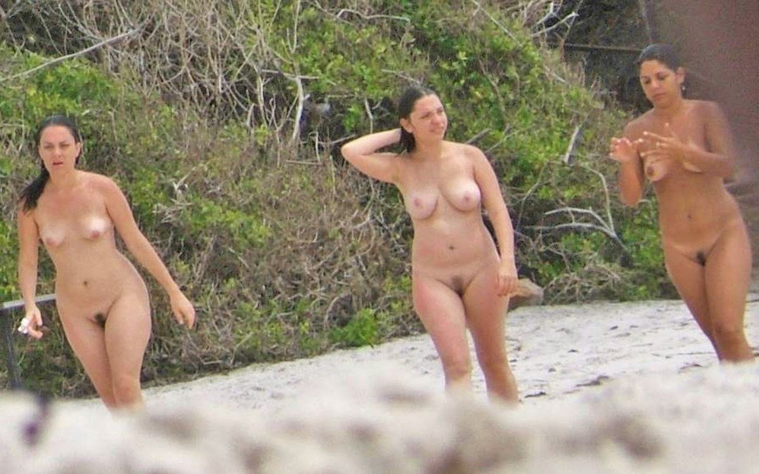 Jóvenes nudistas de Brasil