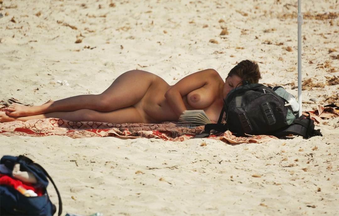 Mujeres brasileñas desnudas en la playa