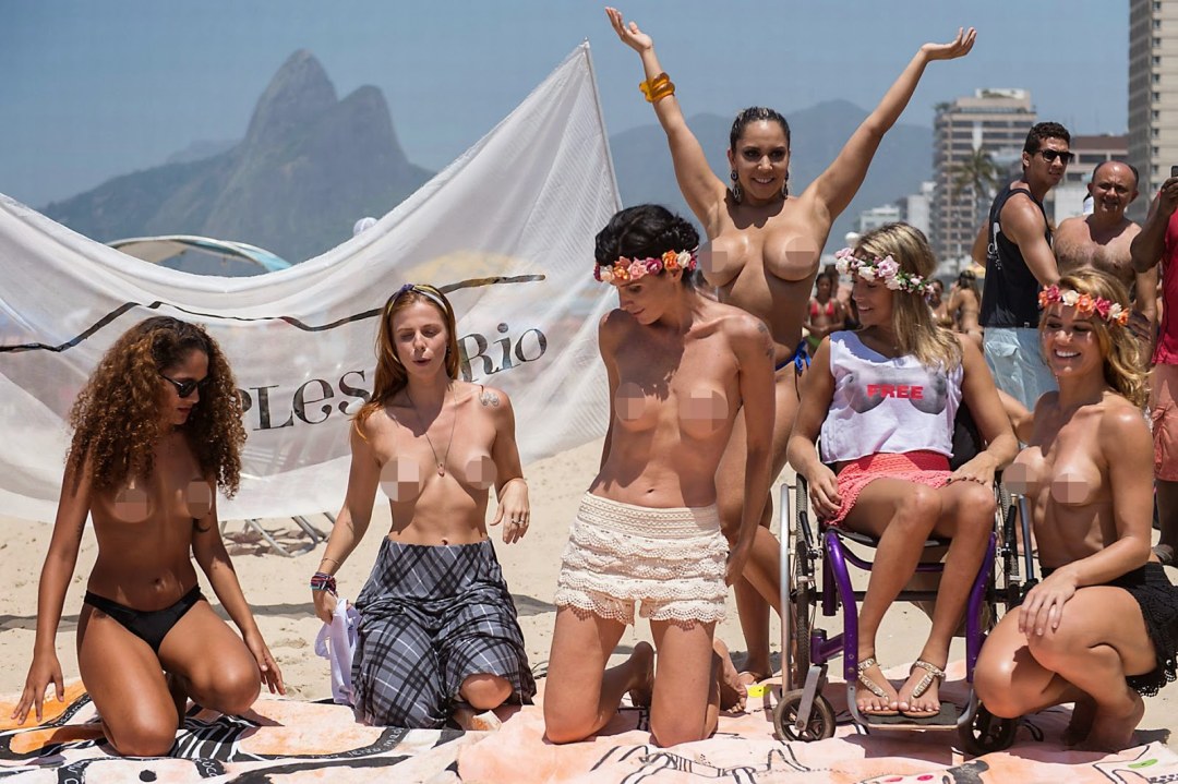 Topless en compañía de amigos desnudo