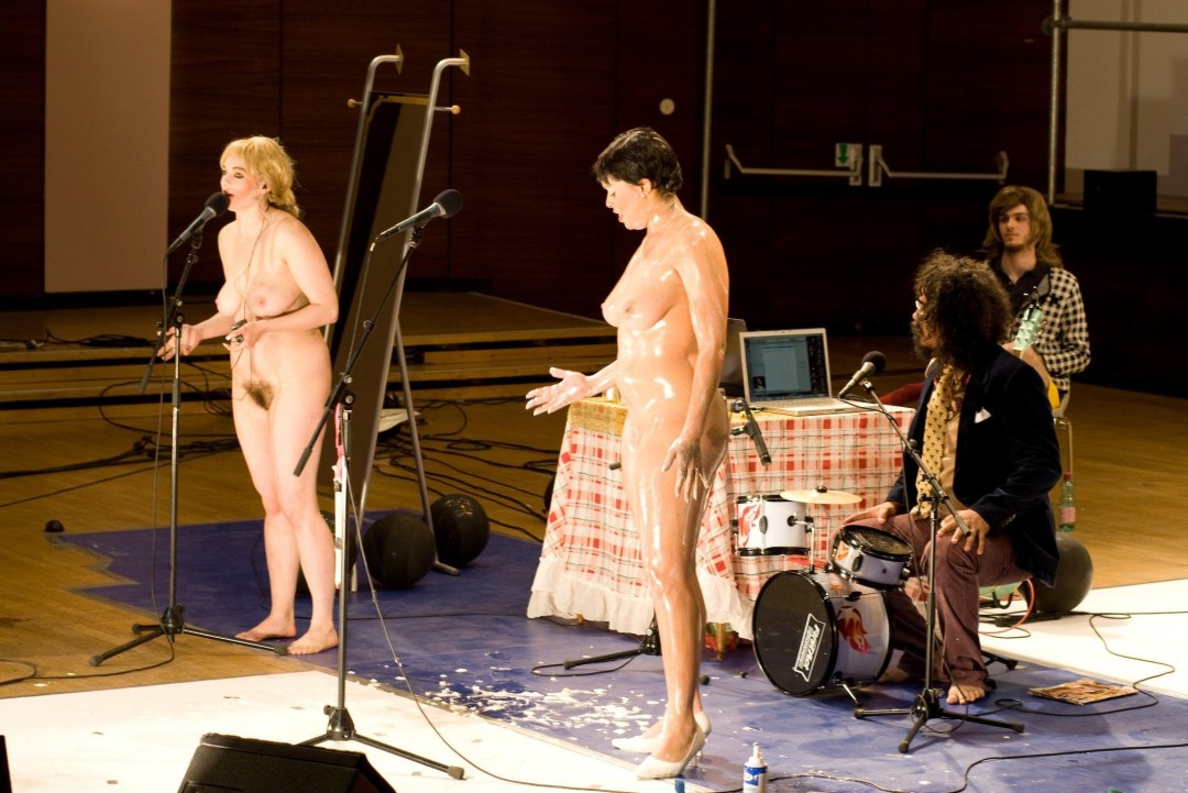 Desnudo en el escenario del teatro