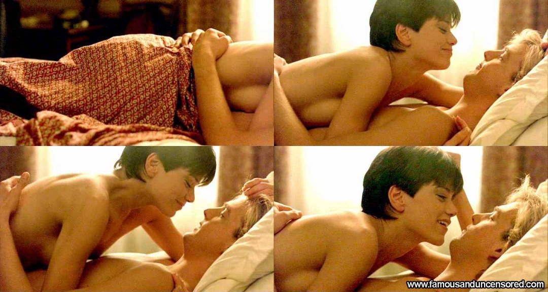 Linda Fiorentino con un botín desnudo