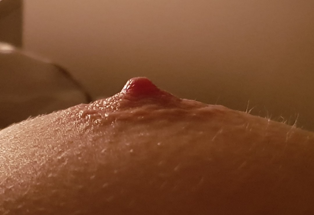Hermosos pezones cerrados