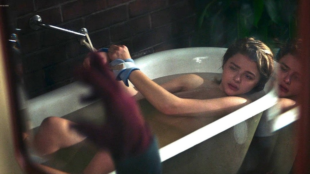 Chloe Grace Motz desnuda en las películas