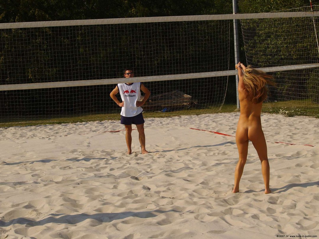 Voleibol de playa desnuda
