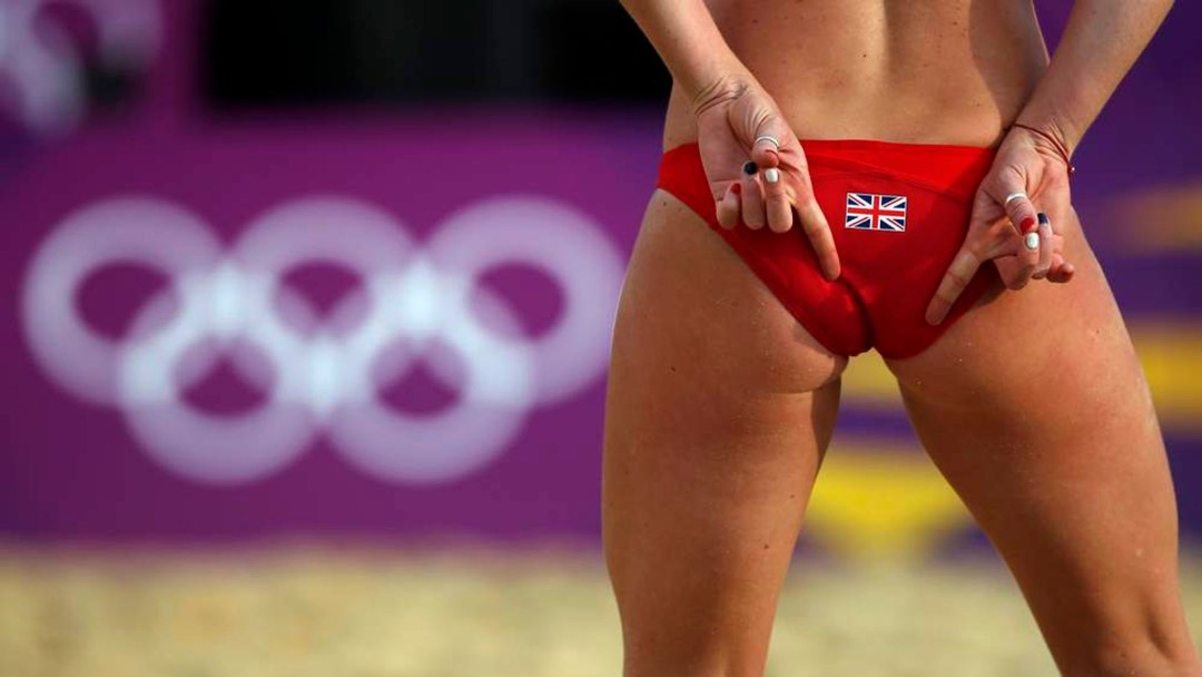 Jugadores de voleibol desnudos