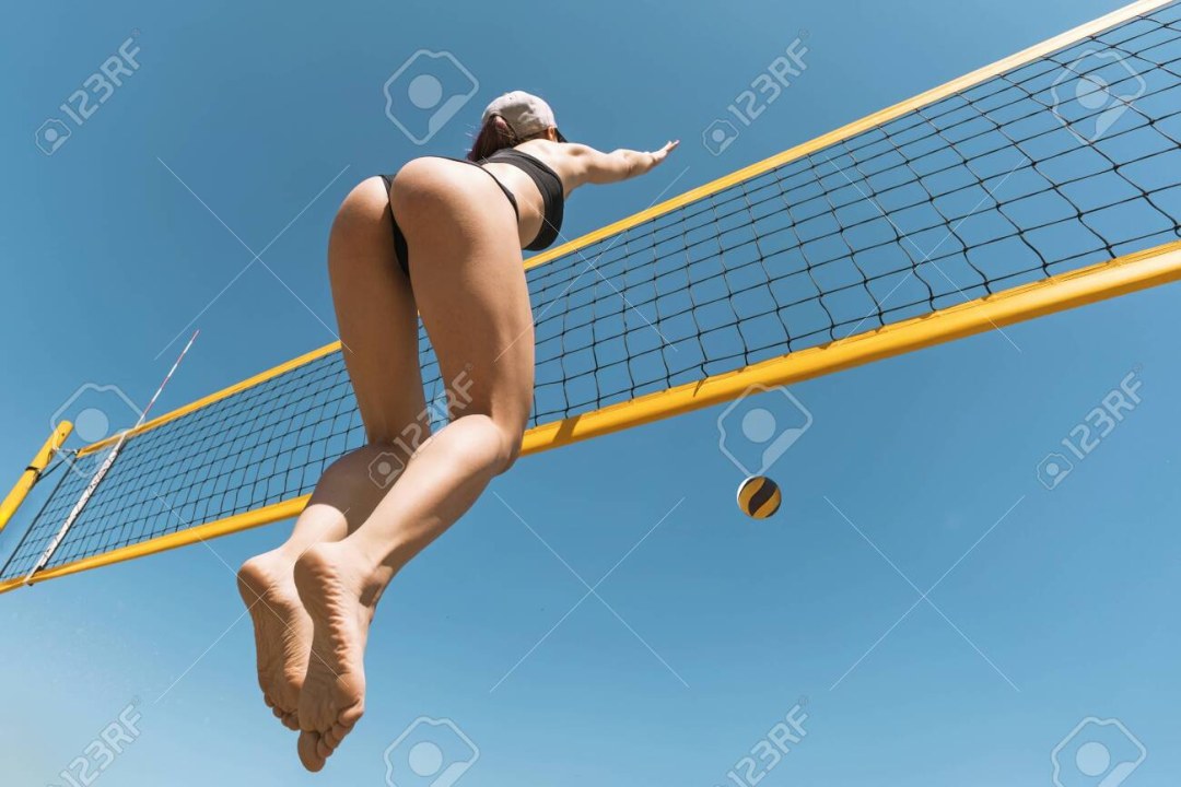 Jugadores de voleibol de playa desnudos