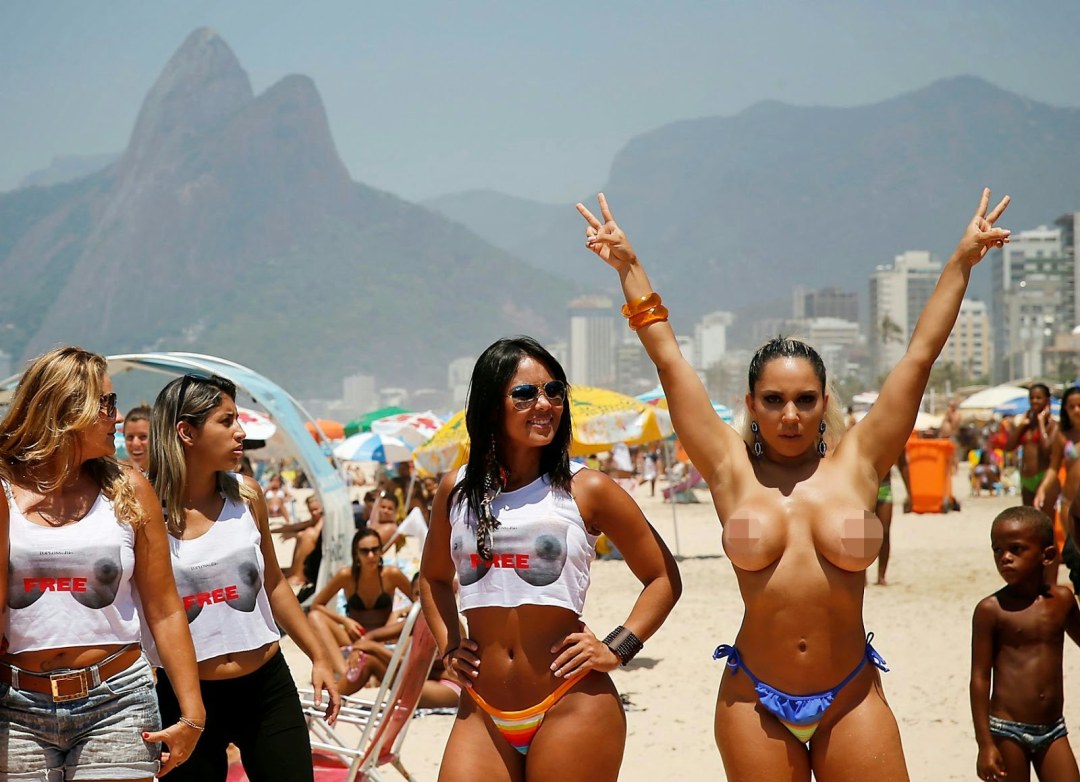 Toples de la playa brasileña