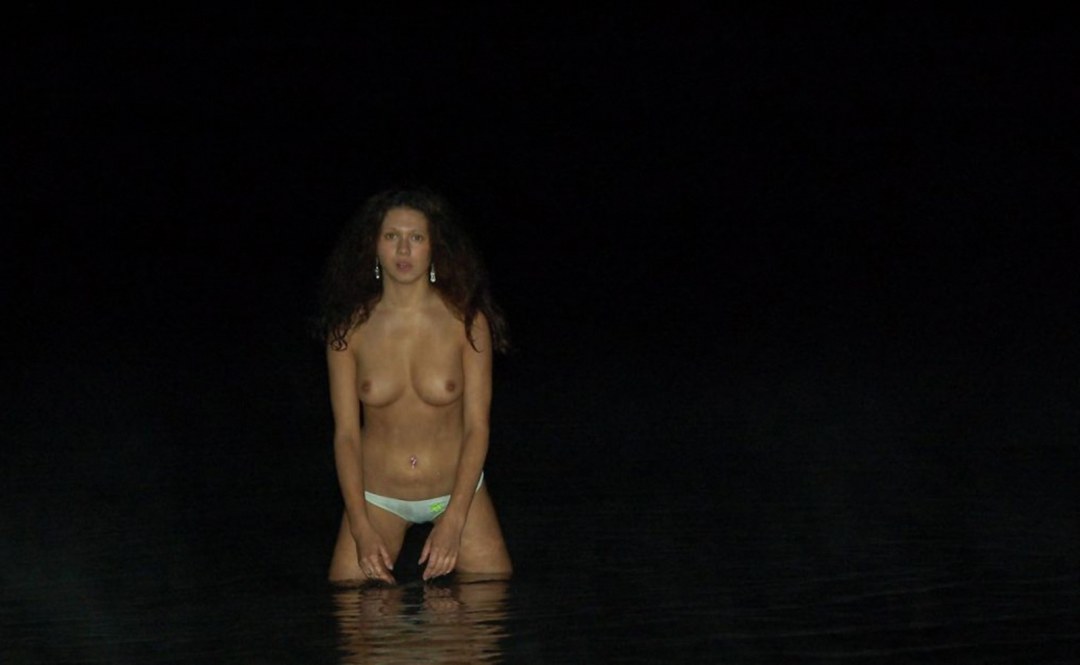Bañamiento nocturno de chicas desnudas