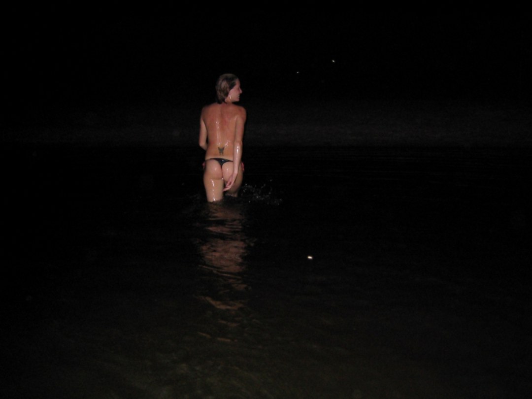 Noche bañándose desnudo en el río