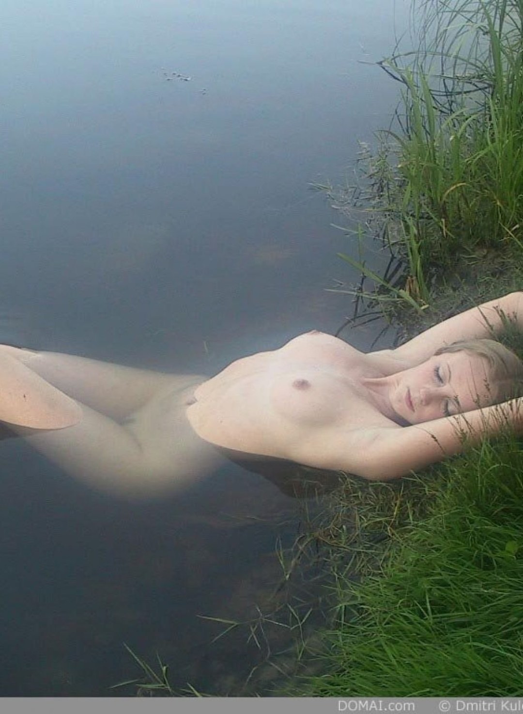 Mujeres desnudas en lagos