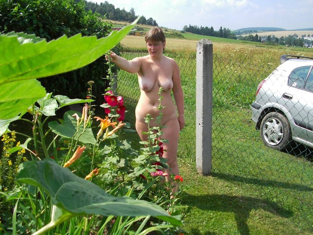 Mujeres desnudas en el país en el jardín