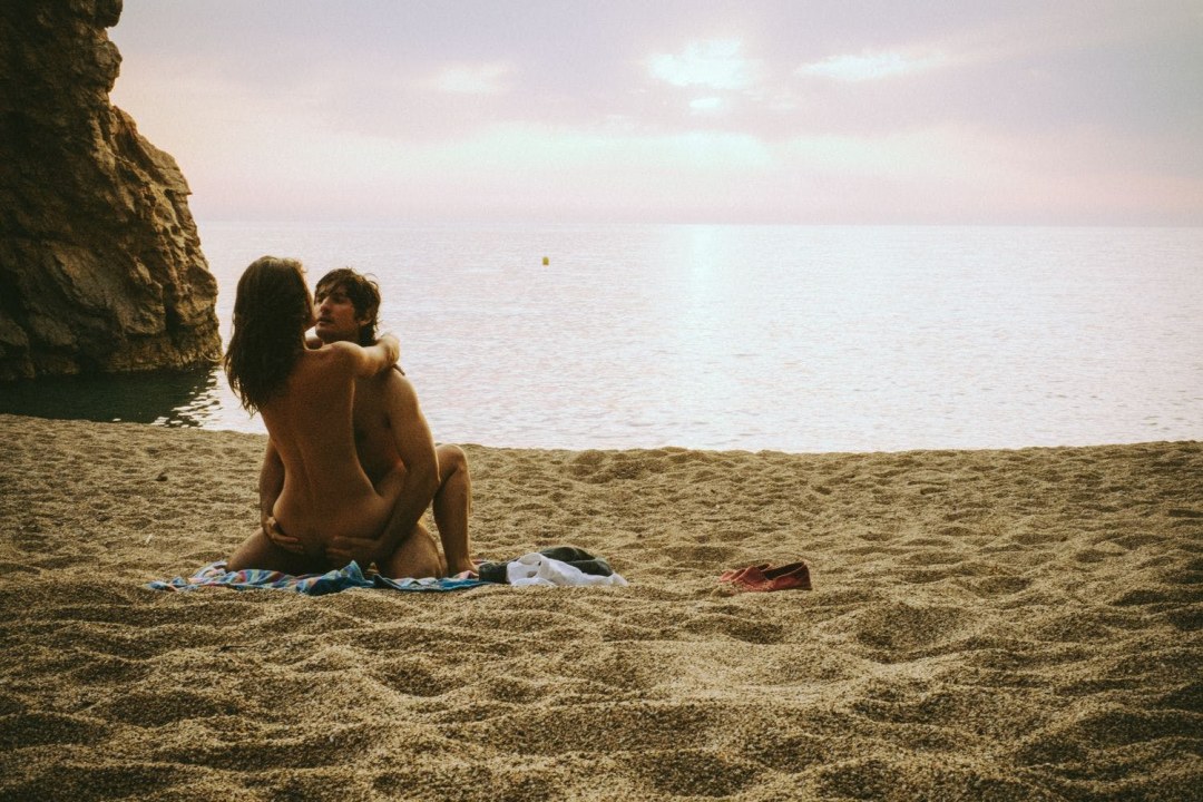Hermosas parejas desnudas en el mar