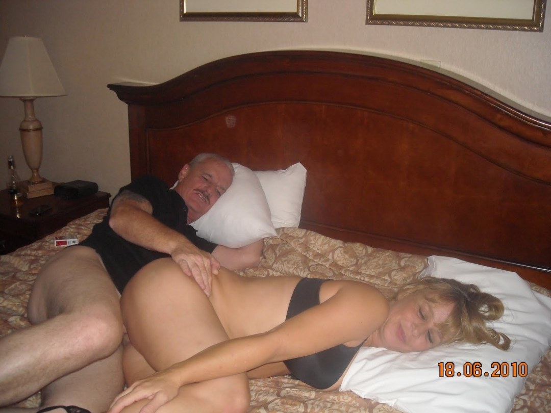 Pares maduros desnudos en un hotel