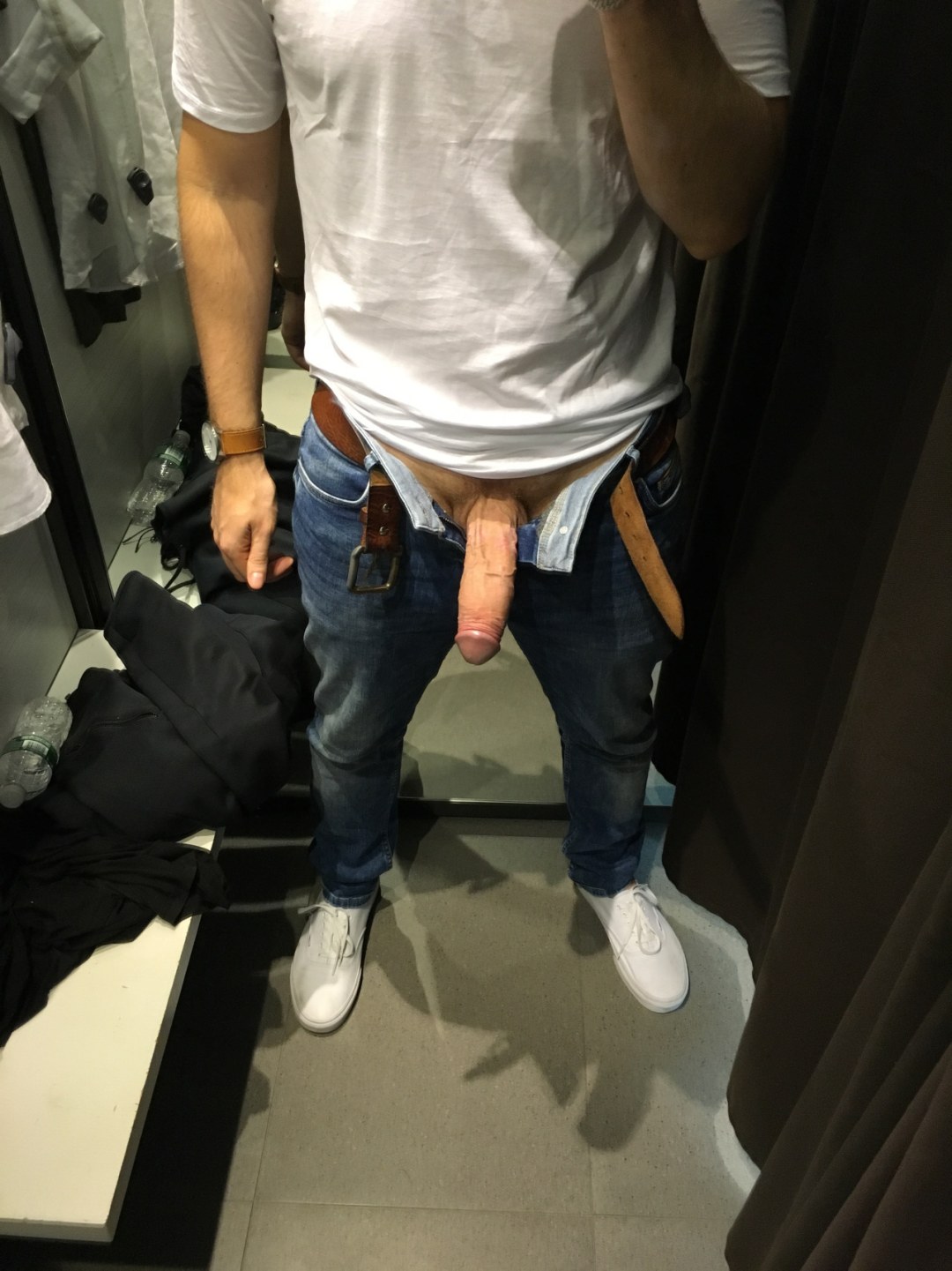 Miembro de chico en la sala de ajuste