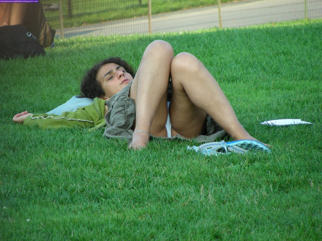 Chica en el césped sin bragas