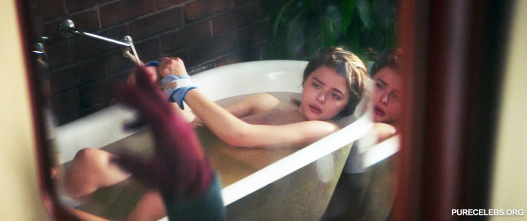 Chloe Grace Motz desnuda en las películas