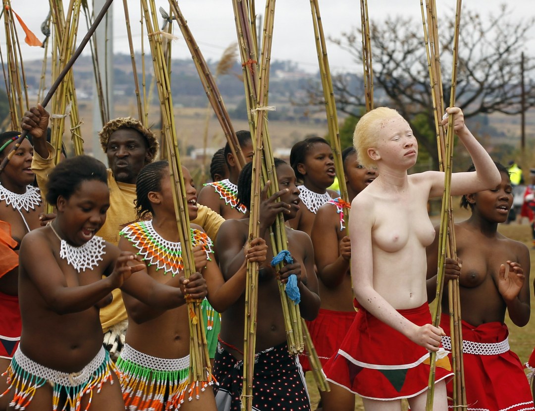 Blanco desnudo en la tribu africana