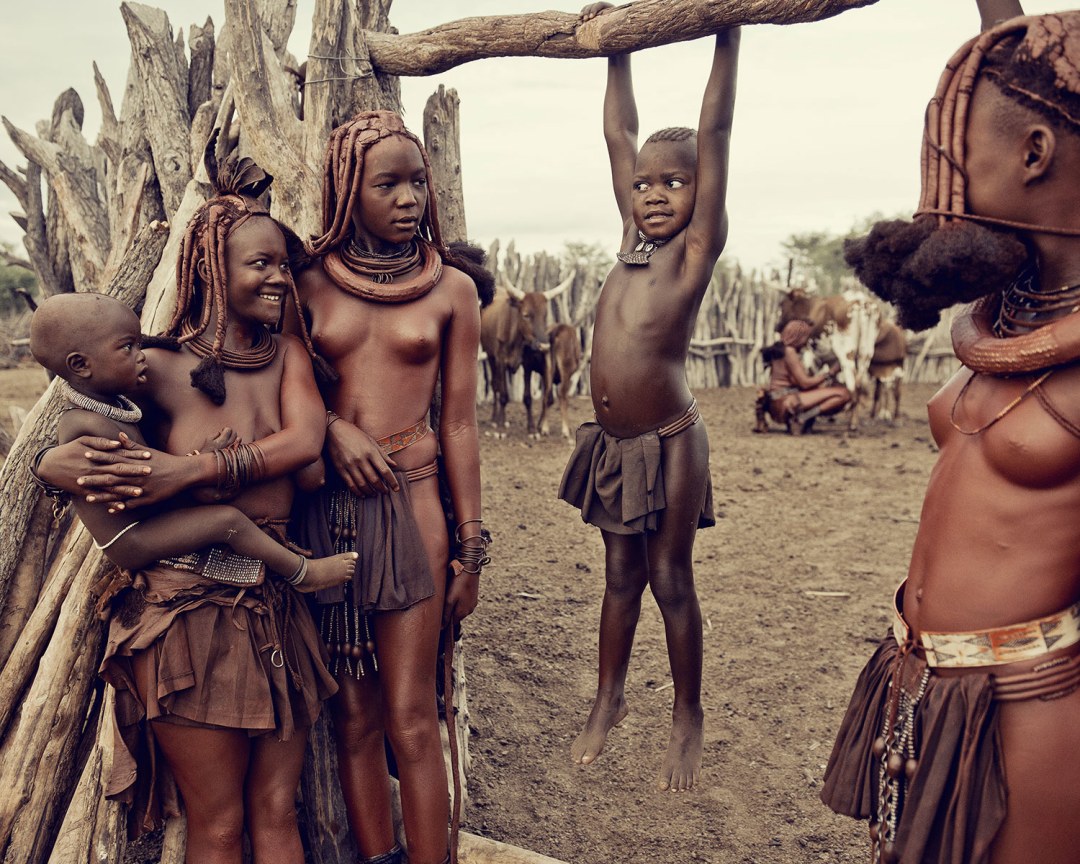 Tribu Khimba en Namibia desnuda