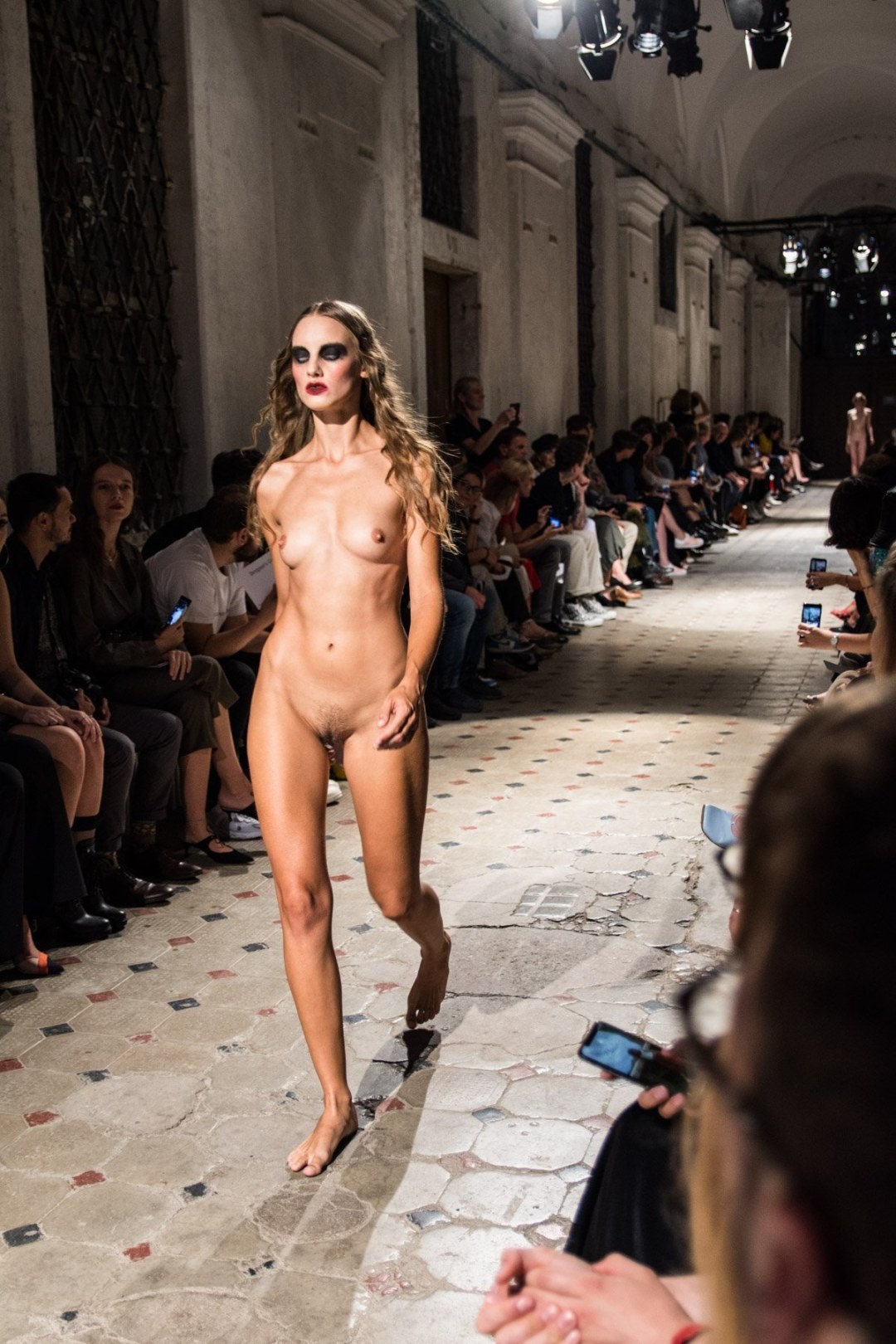 Concurso de belleza "Miss Koversad" desnuda