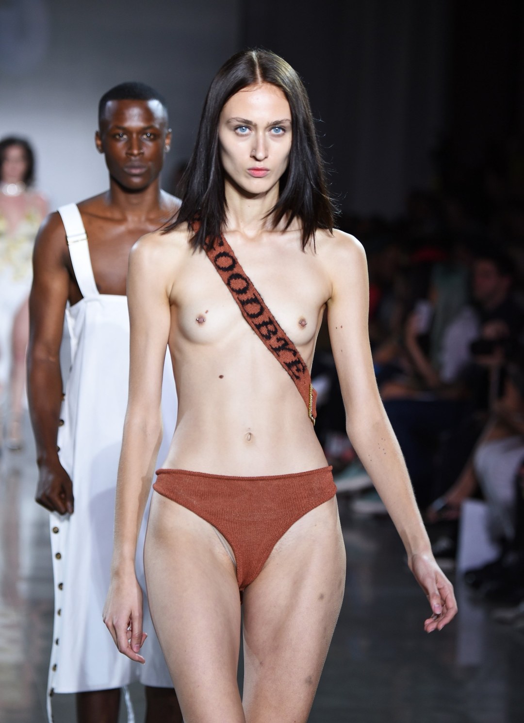 Modelos de moda desnudos en la pasarela