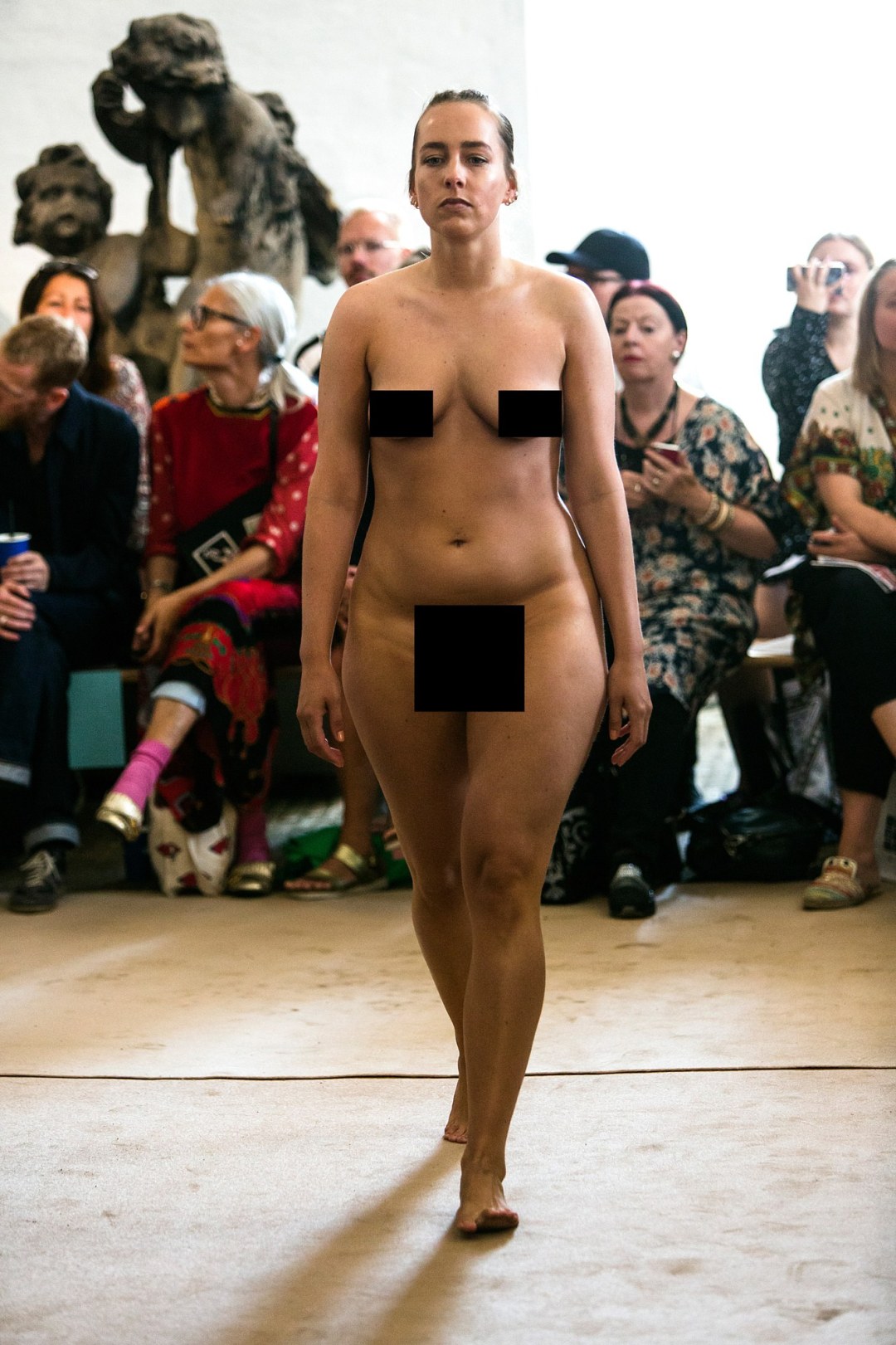 Moda desnuda Charlie le Mind