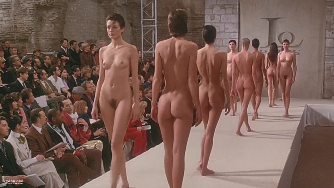Modelo de moda desnuda en la pasarela