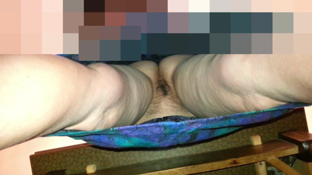 Abuela debajo de una falda sin bragas debajo