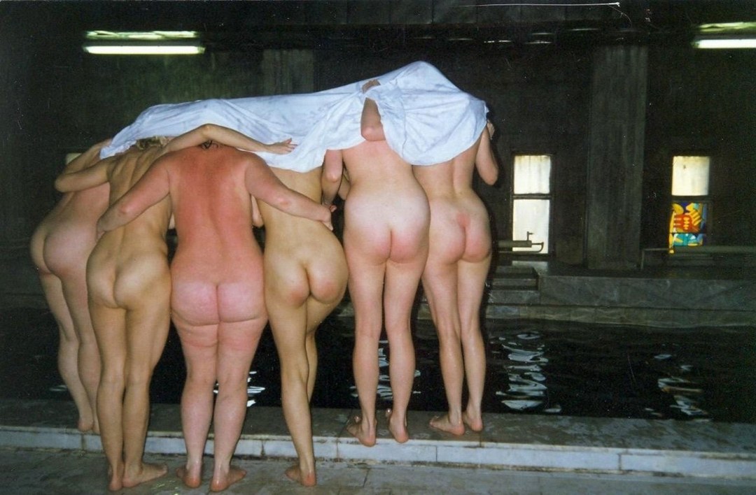Mujeres desnudas en un baño público