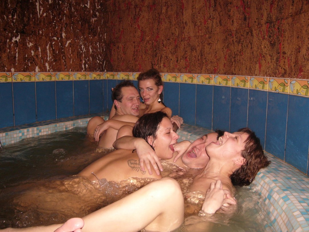 Fiesta de swingers en el baño