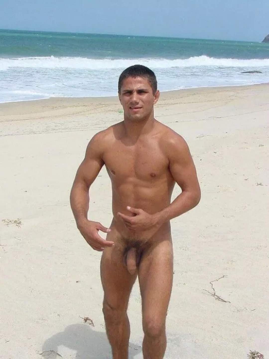 Hermosos chicos desnudos en la playa