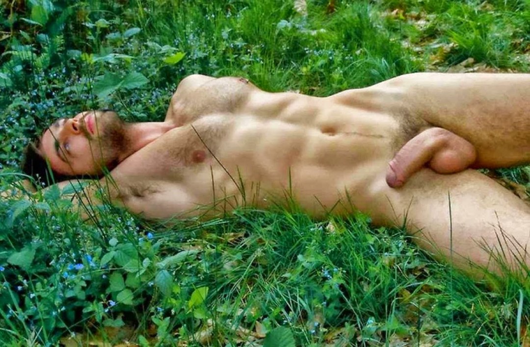 Hombres desnudos en la naturaleza
