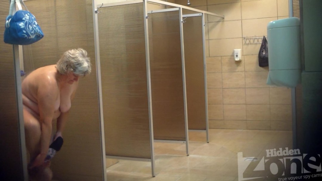 Mujeres desnudas en la ducha de mujer