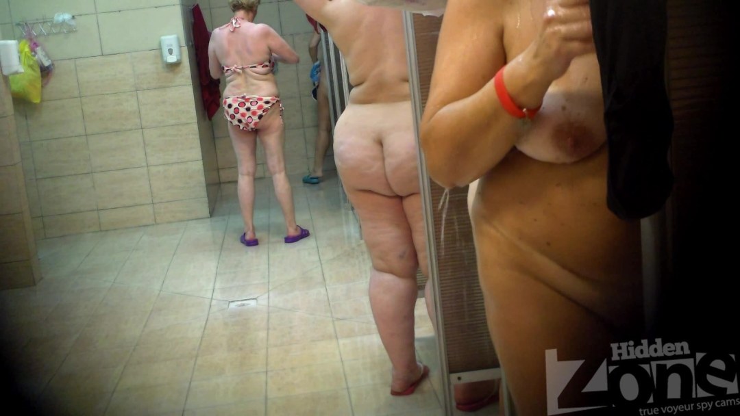 Mujeres gordas en una ducha pública