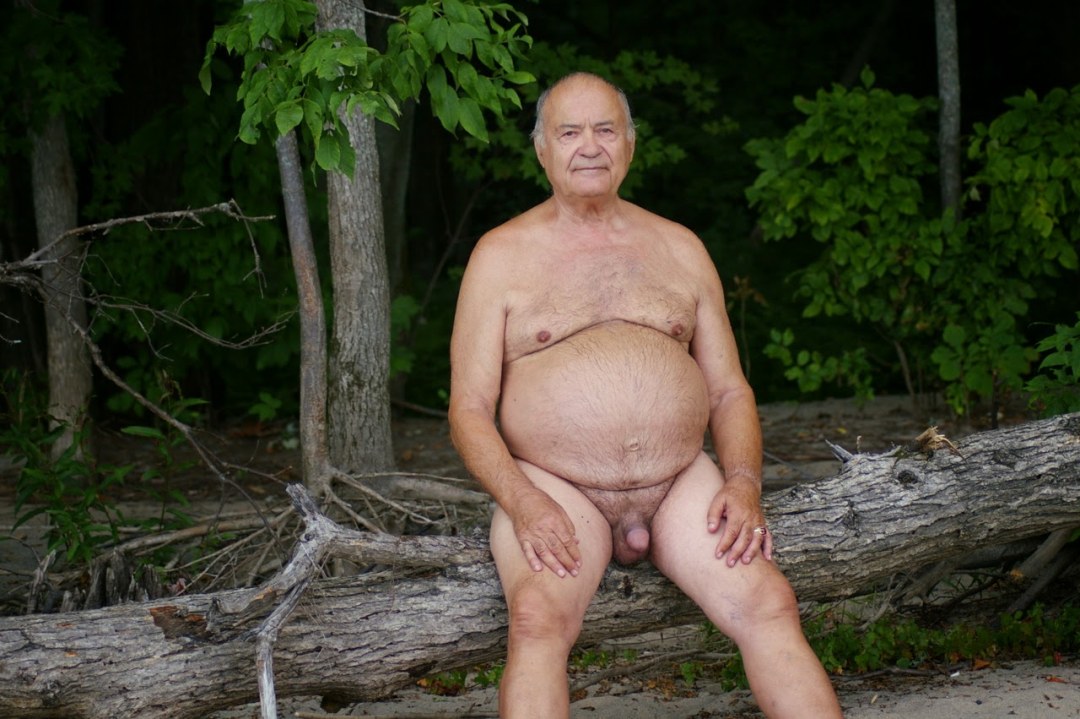 Hombres desnudos mayores