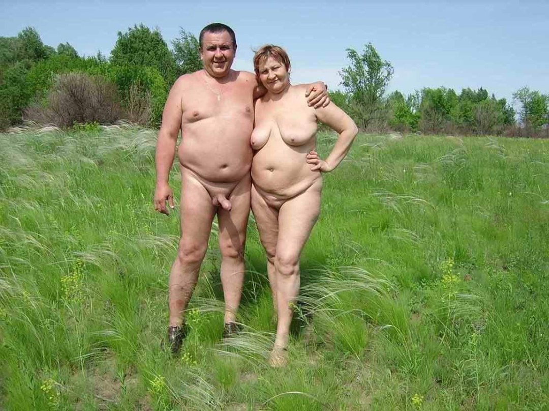 Parejas de ancianos desnudos en la naturaleza