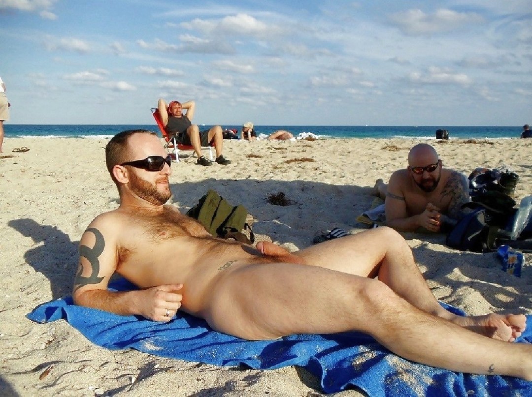 Chicos en una playa nudista