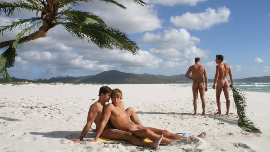 Chicos desnudos en la isla