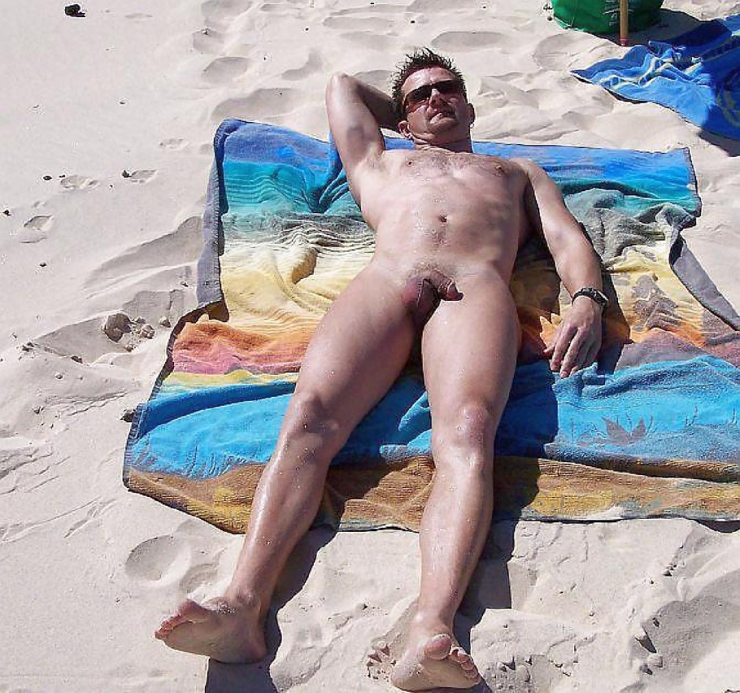 Hombres desnudos tomando el sol en la playa