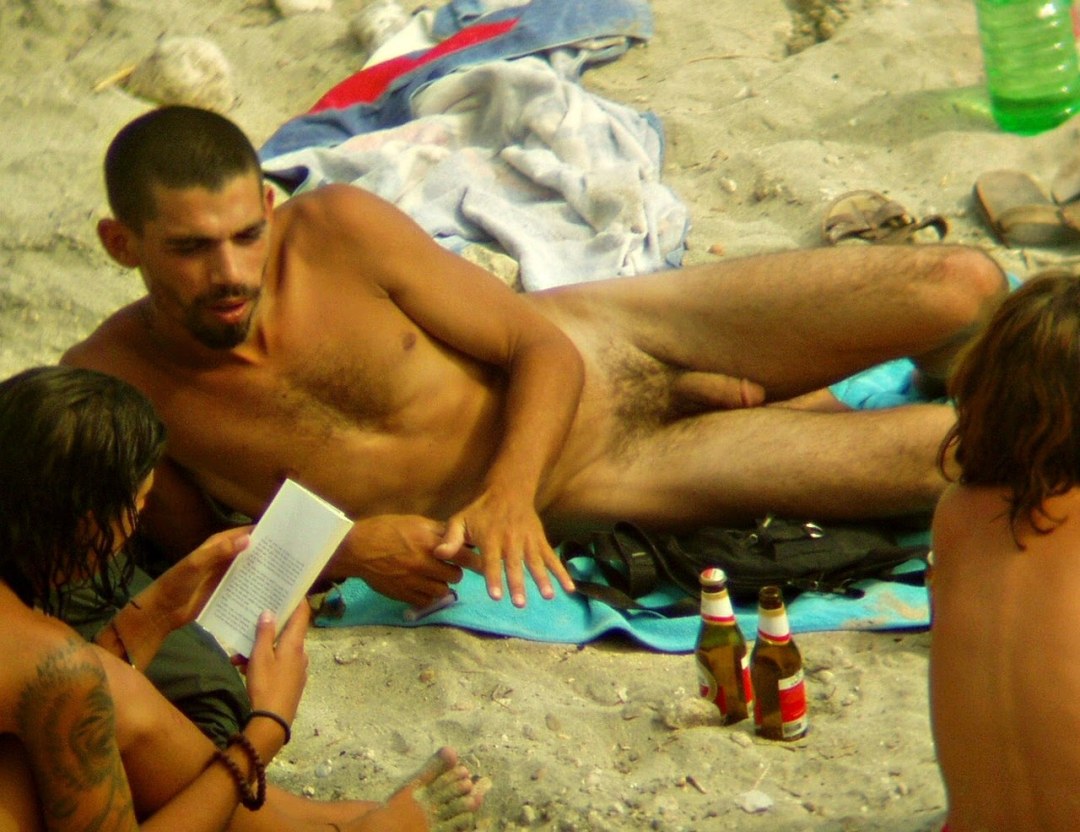 Mirando detrás de chicos desnudos