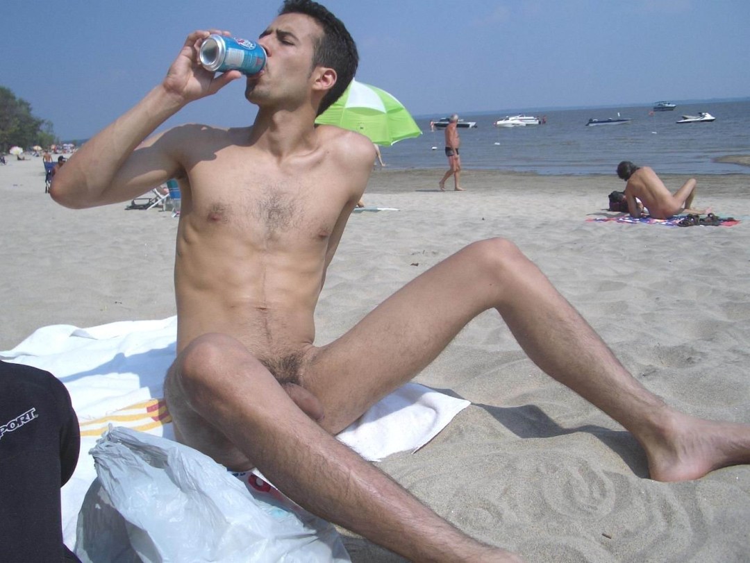 Chicos desnudos sin bragas en la playa