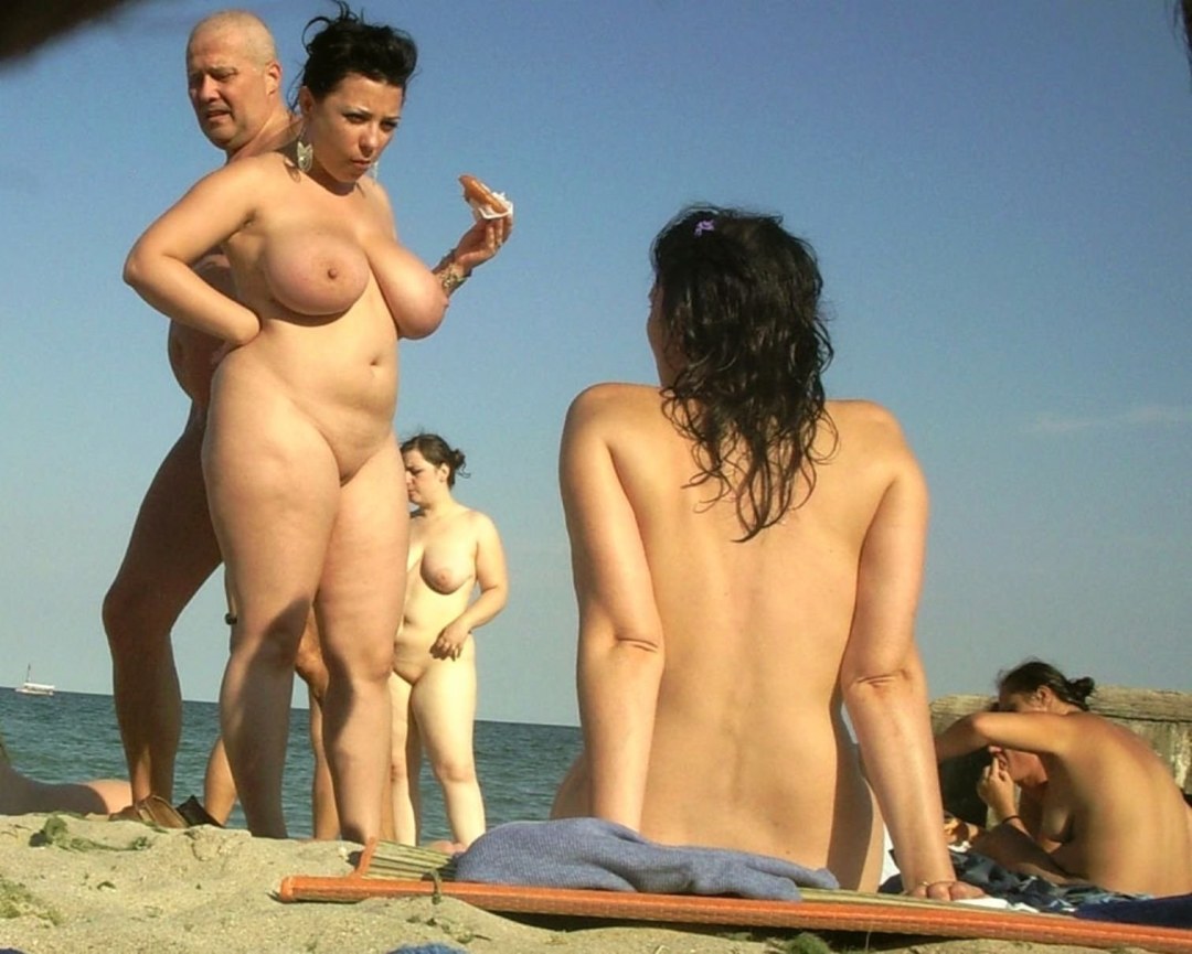 Mujeres gruesas desnudas en la playa