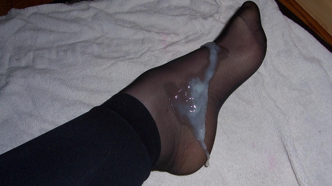 Cum en los pies en calcetines