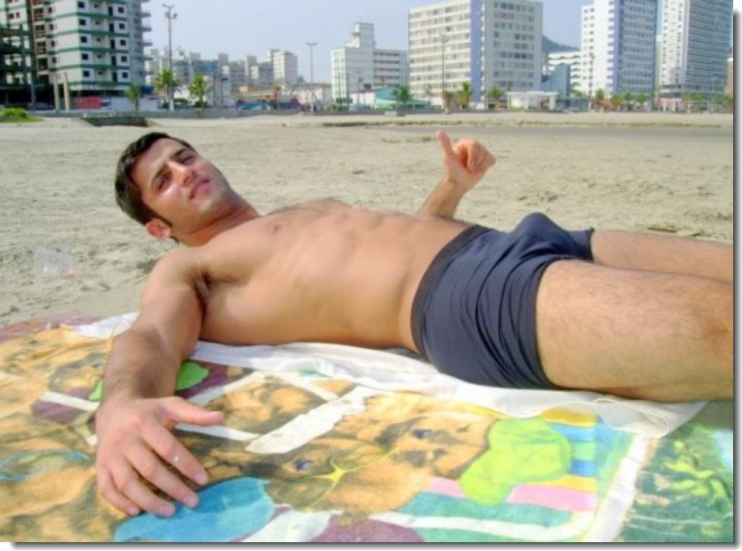 Chicos uzbekes en la playa