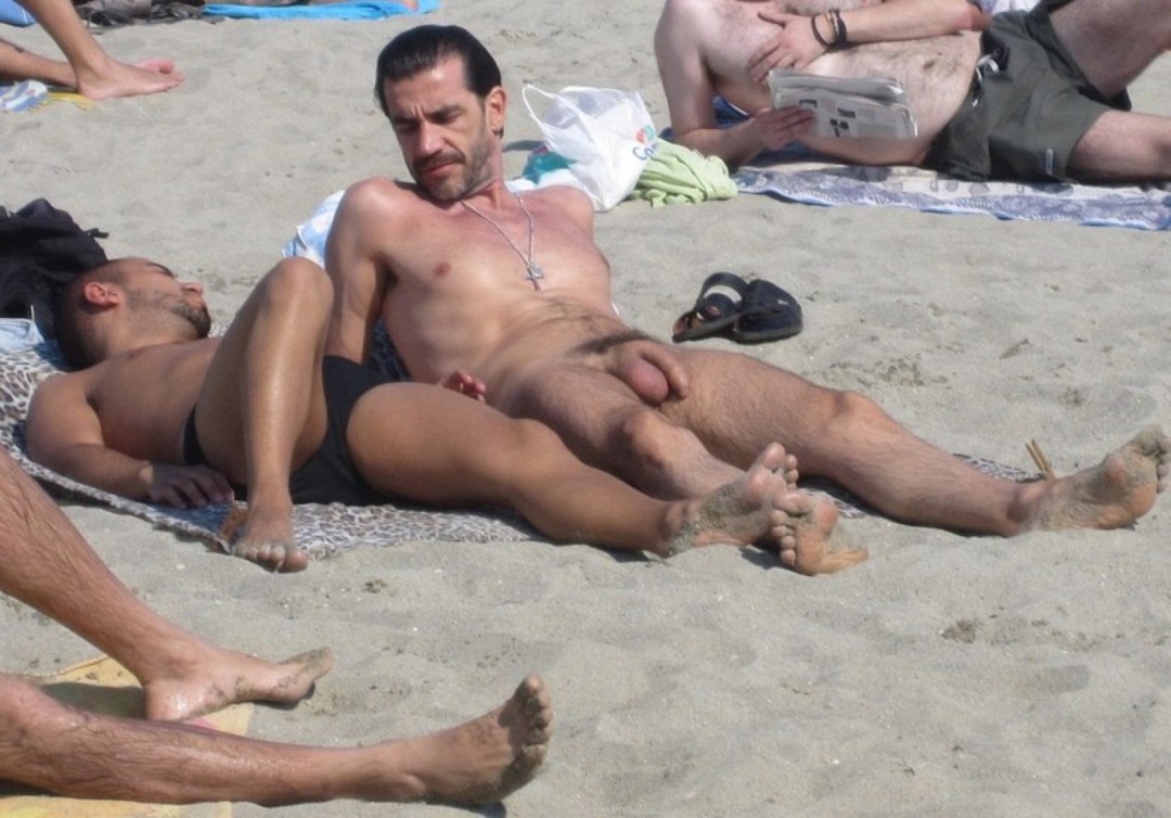 Chicos en la playa nudium