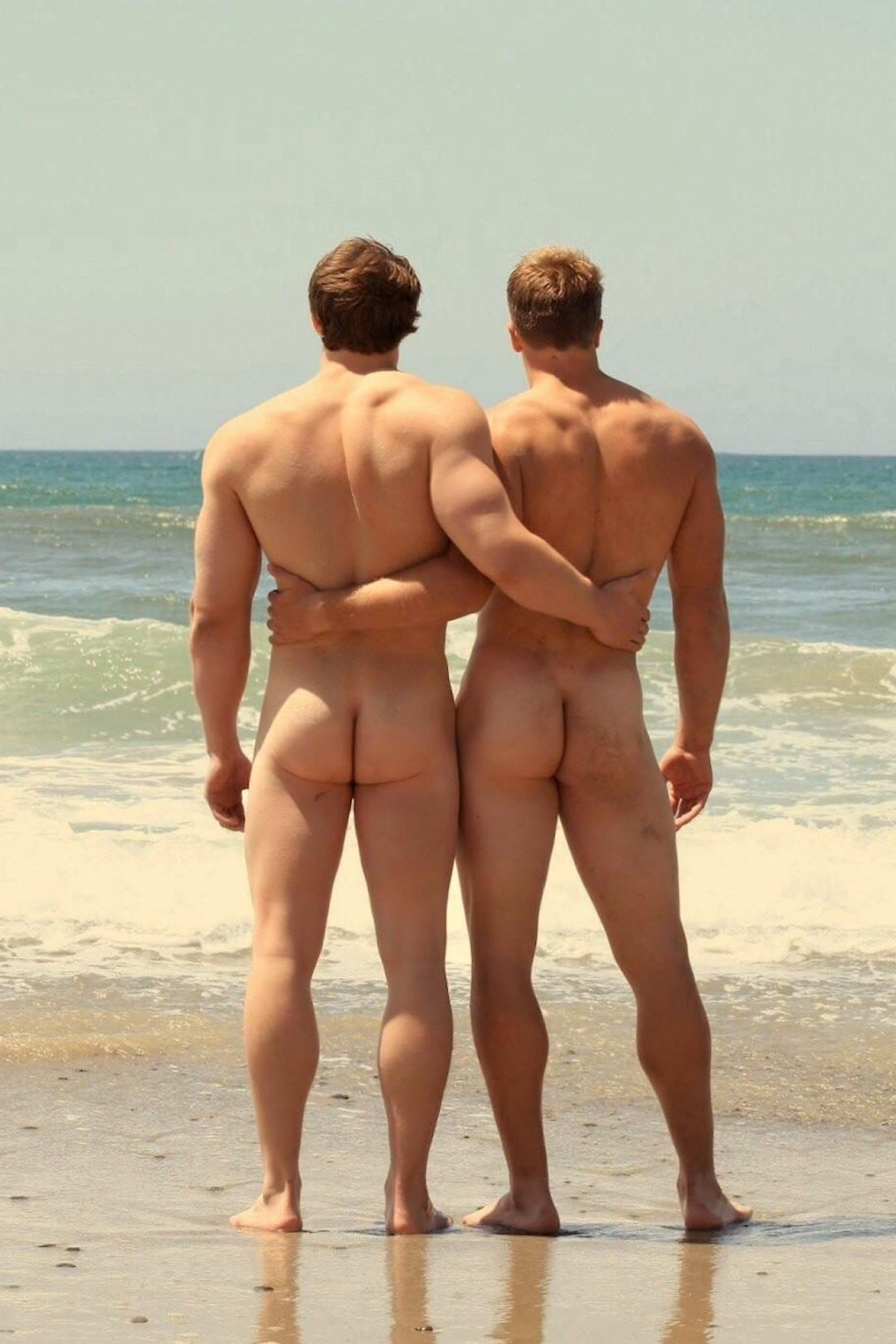 Desnudez masculina en la playa