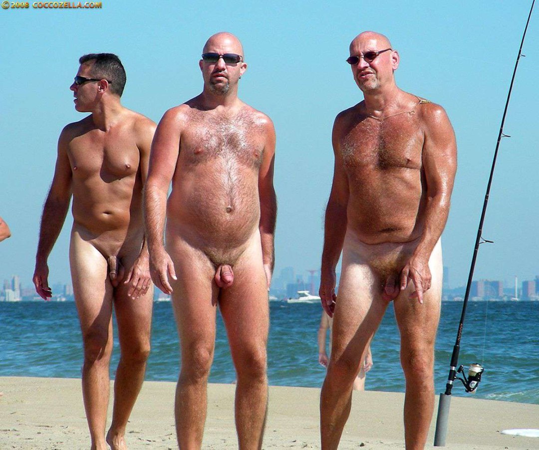 Desnudez masculina en la playa