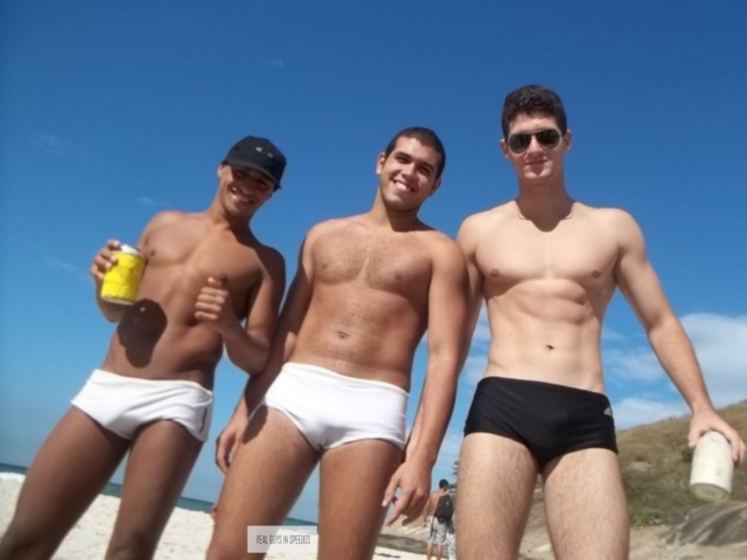 Hombres en troncos de natación en la playa