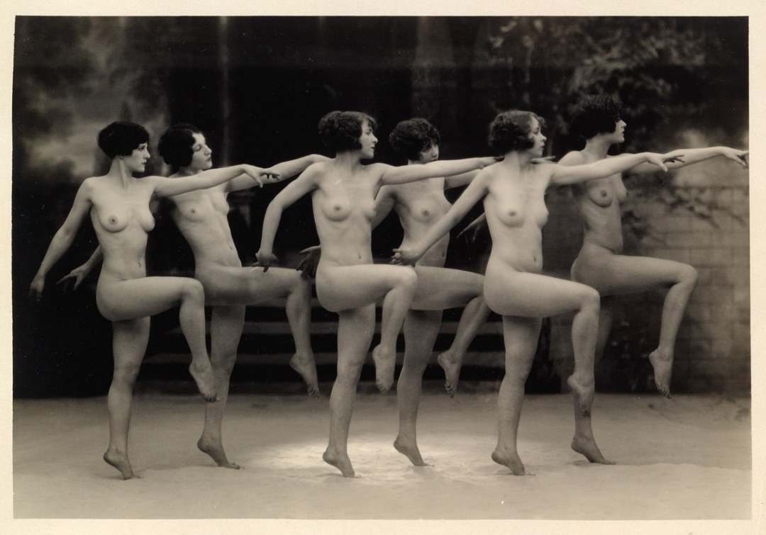 Bailando mujeres desnudas retro